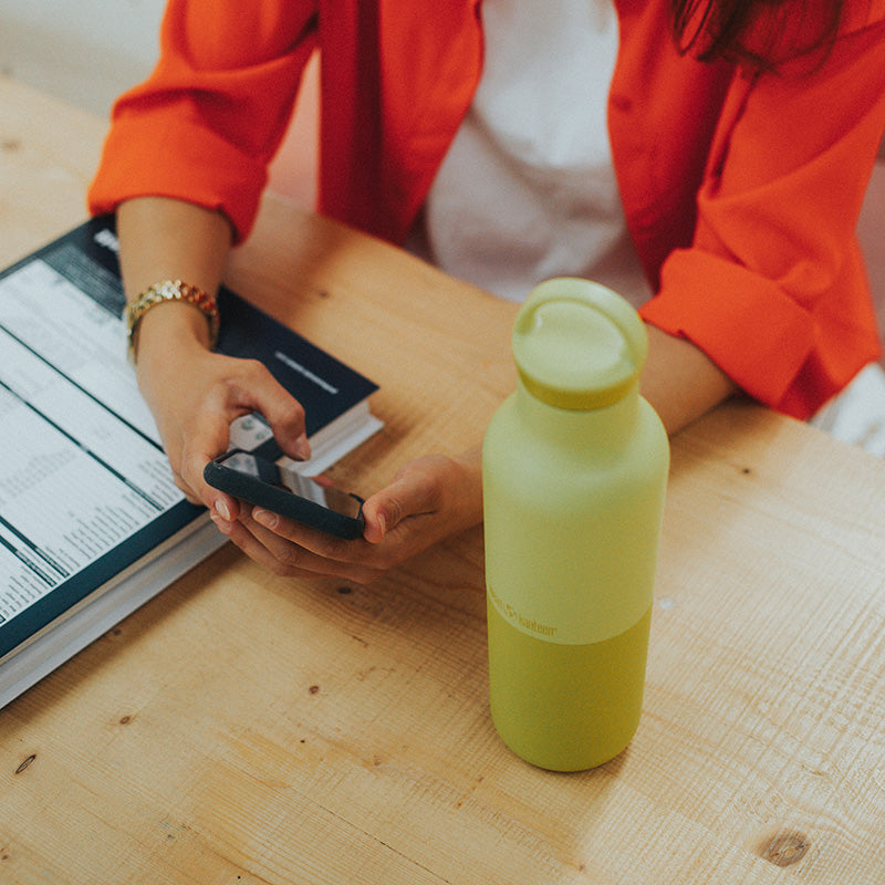 20oz-rise-classic-with-arch-loop-cap-q5 20oz_rise_classic_insulated_bottle_acacia_worker_phone_square.jpg