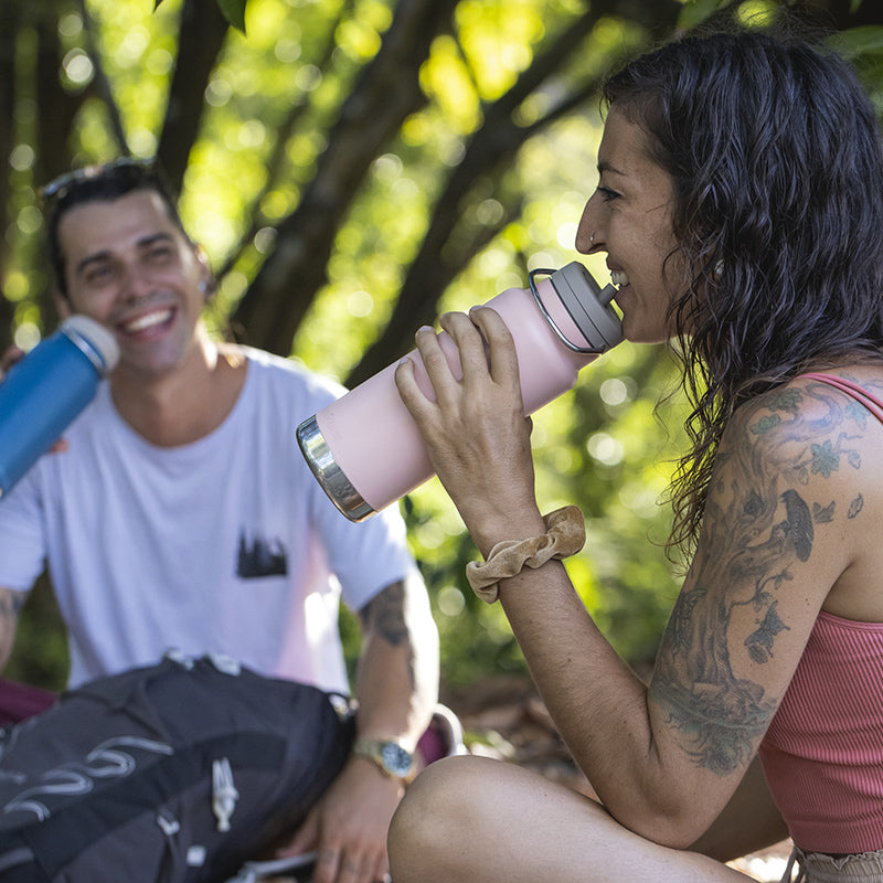32oz-tkwide-with-twist-cap-o7 tkwide_32oz_insulated_bottle_twist_costarica_couple_drink_square.jpg